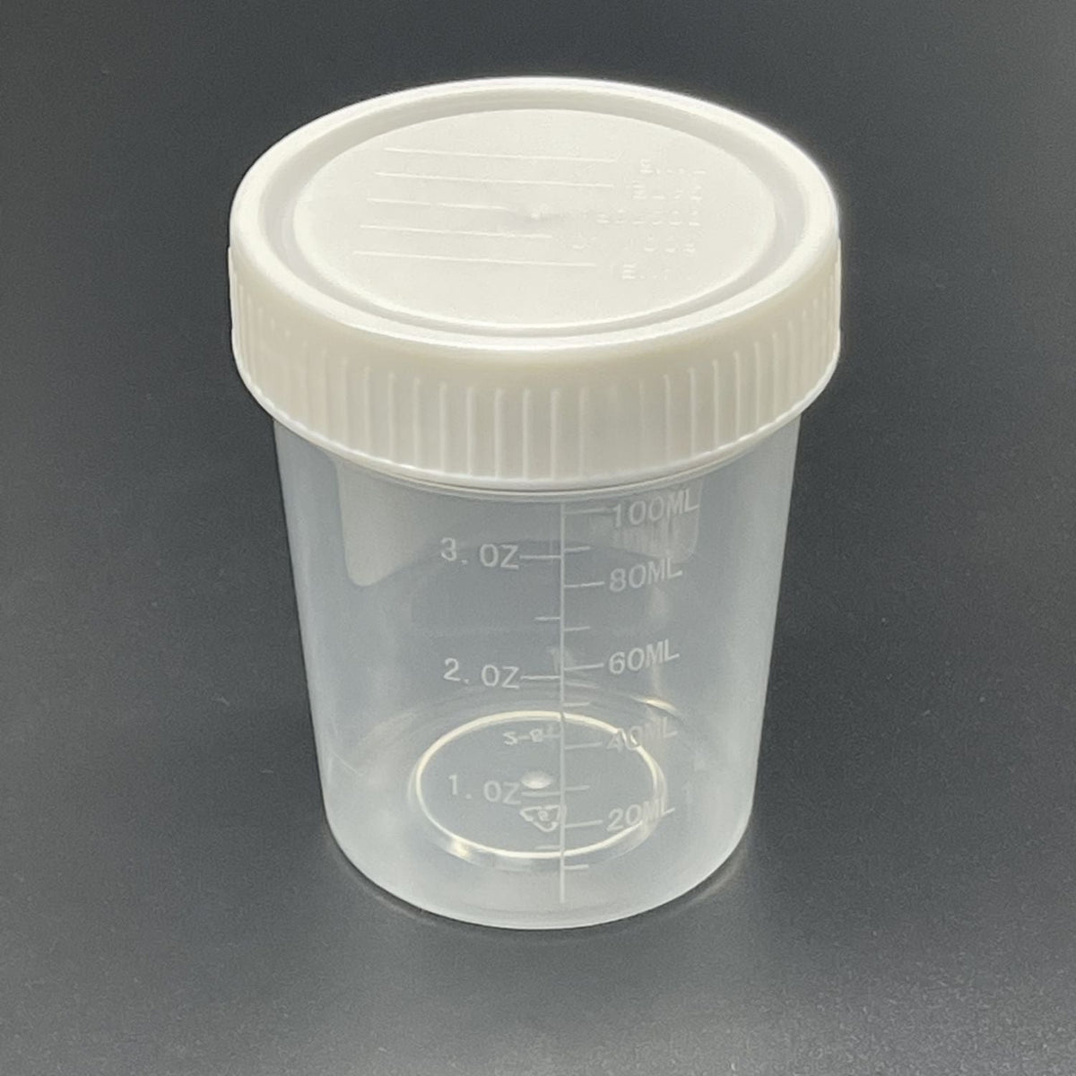 Single graduated specimen container with ribbed lid for laboratory sample handling